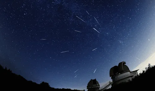 La lluvia de estrellas Eta Acuáridas es causada por el ingreso de restos del cometa Halley a la atmósfera