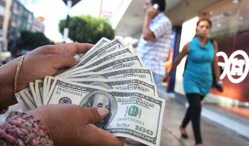 El dólar en el mercado paralelo cotizaba en S/3,655 la compra y S/3,690 la venta. Foto: Andina Precio del dólar mantiene su tendencia a la baja y cierra en S/3,6625 este jueves 11 de mayo