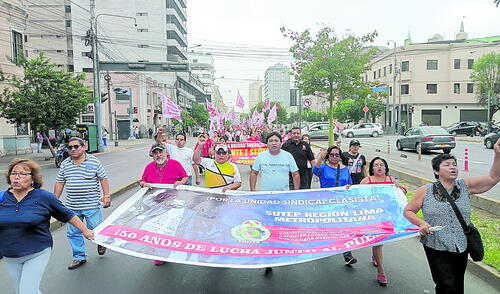 Protesta. El Sutep señala que dar dinero a los padres para que elijan el colegio de sus hijos desfinanciará a la escuela pública. Foto: difusión larepublica.pe