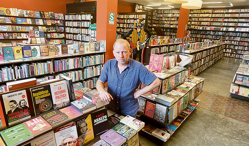 Librería. Paco Sanseviero en El Virrey, lugar de peregrinación de lectores y escritores. Foto: Félix Contreras/La República larepublica.pe