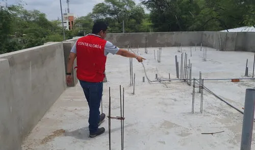 INSPECCIÓN. Auditores detectaron que no se instaló cobertura para proteger techo de lluvias. Foto: Contraloría INSPECCIÓN. Auditores detectaron que no se instaló cobertura para proteger techo de lluvias. Foto: Contraloría