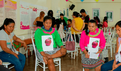 Durante las jornadas se compartieron conceptos del feminismo y los logros alcanzados debido a este movimiento. Foto: difusión lideresas indígenas discutieron medidas para evitar la violencia de género en sus comunidades en Ucayali