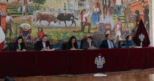 Rendición de cuentas. El alcalde de Arequipa y sus funcionarios expusieron ayer en el hemiciclo de la municipalidad. Foto: Rodrigo Talavera/ LR Arequipa.
