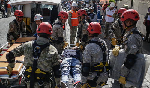 Auxilio. Soldados simulan el rescate de una persona herida ante la eventualidad de un terremoto de gran magnitud. Foto: Rodrigo Talavera/ LR Arequipa.