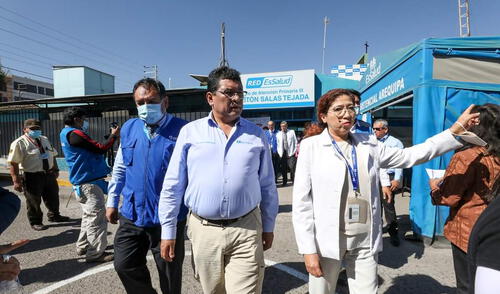 EVALÚA. Presidente ejecutivo de EsSalud verificó obra del Melitón Salas en Socabaya.