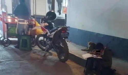 Niño usa una banca para poner su cuaderno. Foto: Prensa Libre Sánchez Carrión Niño estudiando