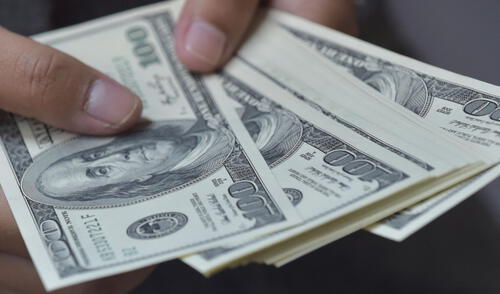 La moneda estadounidense en el mercado paralelo cotizaba en S/3,640 la compra y S/3,660 la venta. Foto: Andina El precio del dólar cerró en S/3,65 este lunes 12 de junio, su nivel más bajo en 14 meses