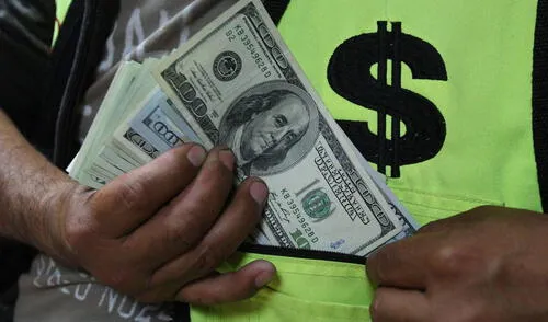 La moneda estadounidense en el mercado paralelo se ubicaba en S/3,630 la compra y S/3,660 la venta. Foto: Andina Precio del dólar cerró en S/3,6470, su nivel más bajo desde abril del 2022