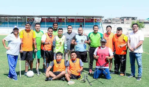 Los jugadores de ambas instituciones compartieron varios minutos de entretenido deporte. Foto: Del Chira Noticias