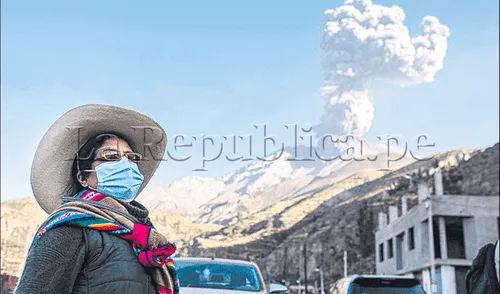 Imponente. Así fue la explosión del jueves del volcán Ubinas. Alcanzó más de 3.500 metros de altura sobre el nivel del cráter. Pobladores ya usan mascarillas y lentes ante caída de cenizas. Foto: Rodrigo Talavera/La República Volcán Ubinas
