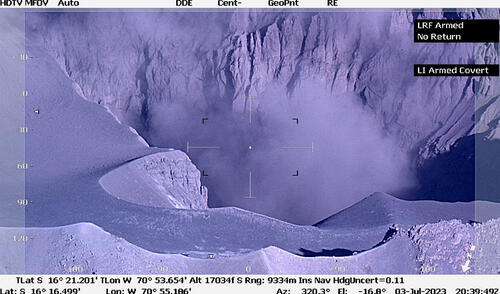 En las entrañas de volcán. El cráter del Ubinas captado desde un helicóptero. La superficie está caliente debido al magma que emerge de la cámara. Foto: FAP e IGP Volcán Ubinas