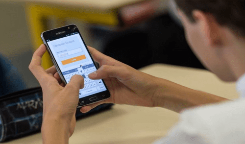 Entre el 2021 y 2022, el acceso a internet incrementó de 52% a 59,7% en menores de 6 a 11 años, según congresista. Foto: Andina Prohíben uso de celulares en colegios.
