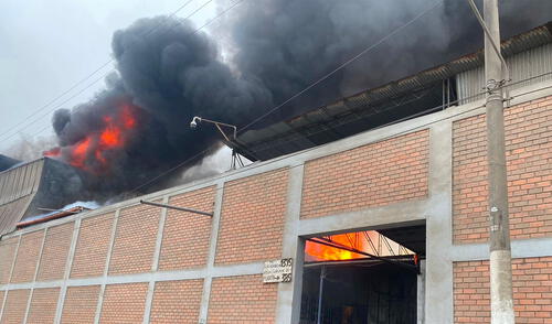 Gases contaminantes se expandirían hasta Comas y Carabayllo. Foto: difusión Incendio