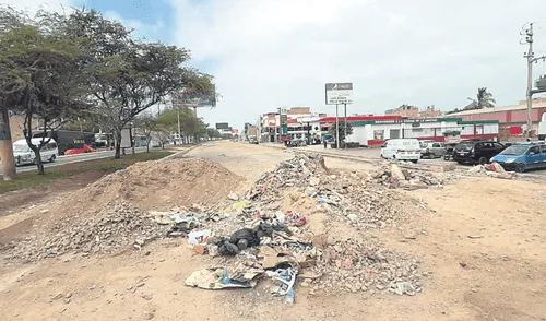 Restricción. Funcionario de Epsel detalló que falta realizar solo la reposición de la carpeta asfáltica en la transitada avenida. Foto. Carlos Vásquez/La República Epsel