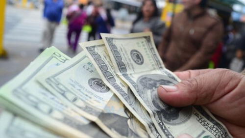 El dólar el mercado paralelo se ubicaba en S/3,690 la compra y S/3,710 la venta. Foto: Andina Precio del dólar continúa al alza y cierra en S/3,7020 este martes 8 de agosto