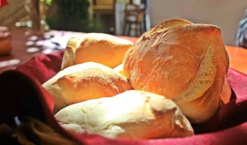 Pan de tres puntas es acompañante del adobo arequipeño