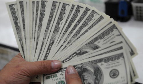 La divisa estadounidense en el mercado paralelo cotizaba en S/3,70 la compra y S/3,73 la venta. Foto: difusión LR Precio del dólar 2023