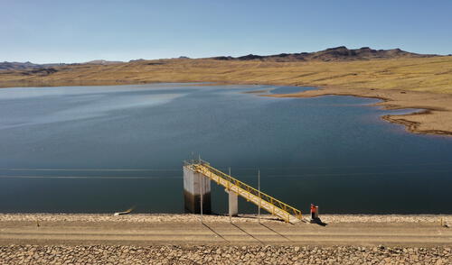 La represa de bamputañe. Este embalse localizado en la región de Puno provee de agua a la ciudad de Arequipa. Las descargas llegan al Chili. La represa de bamputañe. Este embalse localizado en la región de Puno provee de agua a la ciudad de Arequipa. Las descargas llegan al Chili.