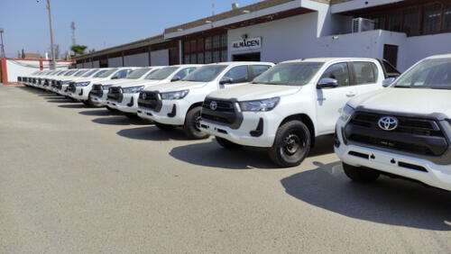 Vehículos. La comisión de recepción del Gobierno Regional ha observado la entrega de estas 27 camionetas, debido a que todas son de color blanco.