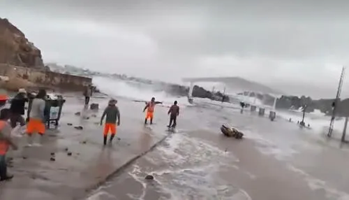 Atico. El mar se desbordó, dos trabajadores resultan heridos. Atico. El mar se desbordó, dos trabajadores resultan heridos.