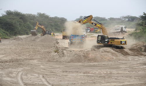 Contraloría estima retrasos en trabajos de limpieza del ríos. En La Leche, anteriormente, ya se han hecho estos trabajos sin efecto contra inundaciones. Foto: La República Contraloría estima retrasos en trabajos de limpieza del ríos. En La Leche, anteriormente, ya se han hecho estos trabajos sin efecto contra inundaciones.