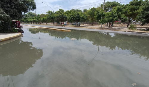 Vecinos esperan la evacuación de aguas residuales. Foto: Maribel Mendo / URPI- LR Desagües