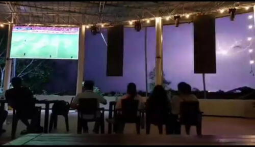 Madre de Dios. Aficionados observaban tranquilamente el encuentro Perú vs. Brasil cuando todo ocurrió. Foto: captura video D. Camargo