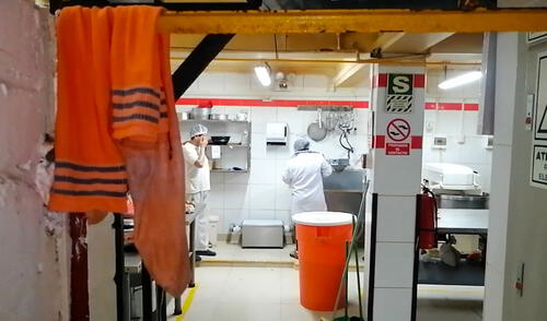 Los trabajadores no explicaron qué hacían las prendas en el área de elaboración de productos. Foto: Municipalidad de Pueblo Libre Clauduran panadería en Pueblo Libre