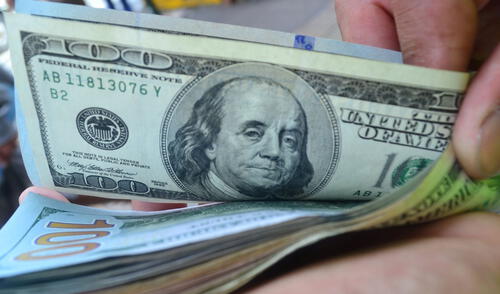 El dólar en el mercado paralelo cotizaba en S/3,700 la compra y S/3,725 la venta. Foto: Andina Precio del dólar cerró al alza y llegó a S/3,7140 este martes 19 de setiembre