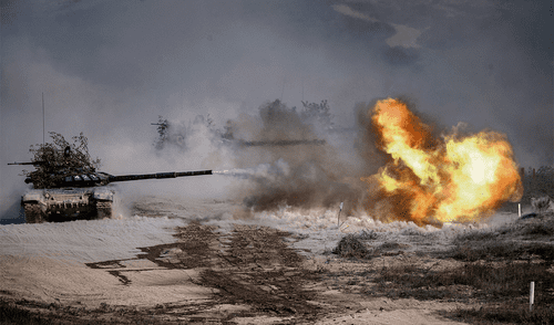 Ataques. Un tanque T-72 de manufactura rusa dispara en unas recientes maniobras en la zona separatista de Karabaj. Foto: difusión larepublica.pe