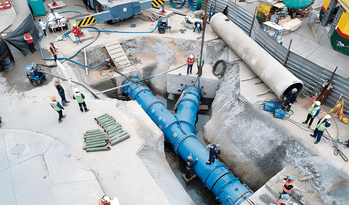 La obra. Los trabajos consisten en unir con empalmes un tubo nuevo a la antigua matriz. Foto: Andina larepublica.pe