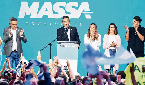 En busca de votos. El oficialista Sergio Massa apuesta por atraer el voto de la Unión Cívica Radical. Uno de sus dirigentes enfatizó que nunca votaría por el ultraderechista Javier Milei. Foto: EFE larepublica.pe