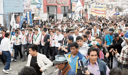 Despliegue. Burgomaestres marcharon al Congreso y PCM. Foto: Marco Cotrina/La República larepublica.pe