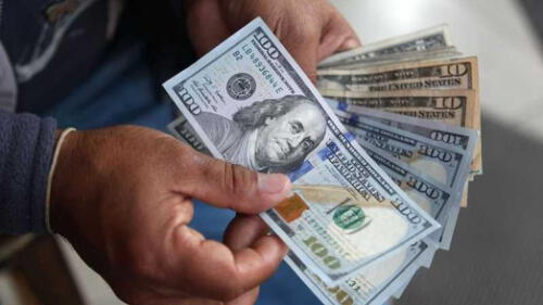 El dólar en el mercado paralelo cotizaba en S/3,840 la compra y S/3,870 la venta. Foto: Andina Precio del dólar abre con ligero retroceso y cotiza en S/3,8609 este viernes 27 de octubre