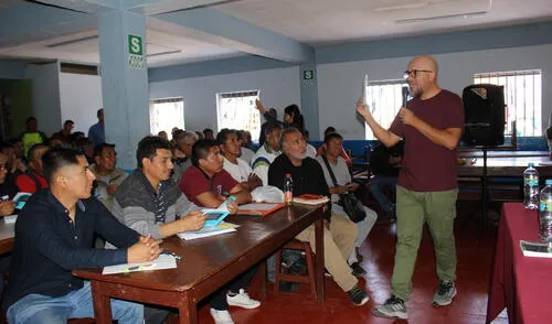 Raúl Romero y Carla Galdos hablaron sobre libros y literatura en el reclusorio de varones del penal de Socabaya. Foto: La República Raúl Romero y Carla Galdos hablaron sobre libros y literatura en el reclusorio de varones del penal de Socabaya.
