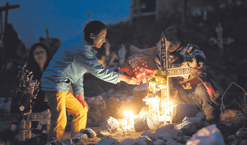 El amor es eterno. Familias dejaron flores en las tumbas. Varios se quedaron hasta la noche. Foto: Antonio Melgarejo / La República Primero de noviembre
