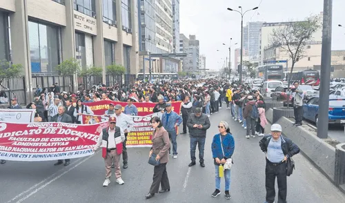 Marcha. Catedráticos llegados de las regiones marcharon hacia el Congreso. Piden aumentos. Foto: difusión Huelga de docentes