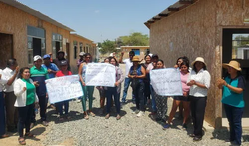 Padres de familia indicaron que sus hijos escuchan clases en aulas prefabricadas. Foto: Almendra Ruesta/La República piura | escolares | aulas prefabricadas