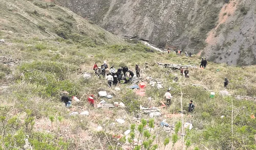 Desolador panorama. Pasajeros tenían como destino Chimbote y Lima, pero tragedia se les cruzó en el camino. Los cuerpos quedaron regados. Foto: difusión Áncash