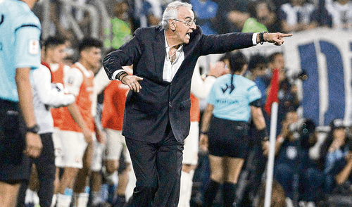 Experiencia. El estratega uruguayo dejó abierta la posibilidad de dejar el buzo crema para ponerse el blanquirrojo en el 2024. Foto: Luis Jiménez/La República larepublica.pe