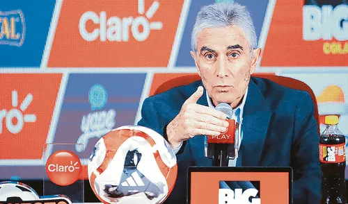 Sin descanso. Juan Carlos Oblitas se encuentra en la búsqueda de un nuevo entrenador para la selección peruana. Foto: difusión larepublica.pe
