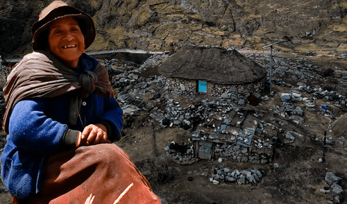 mujer vive sola en las montañas de ancash