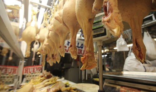 Algunos productos que más se incrementaron fueron el pollo y la carne. Foto: La República