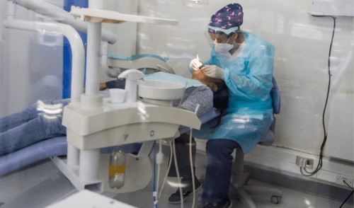 A diferencia de la estomatología, el odontólogo solo se puede centrar en enfermedades bucales. Foto: Facebook/Colegio Odontológico del Perú (COP) ¿Cuánto gana un odontólogo en Perú? Conoce el promedio salarial según el MTPE