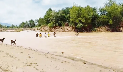 En riesgo. Vecinos de Pítipo deben cruzar el río para poder comprar productos o trabajar. Foto: difusión