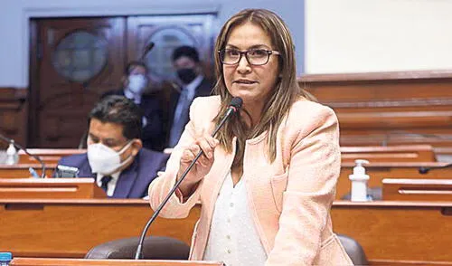 Magaly Ruiz (APP), acusada de recortar el sueldo a sus trabajadores, fue blindada por la SAC. Foto: Congreso Magaly Ruiz
