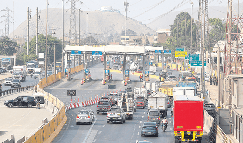 Peaje. Los carriles por donde circulan los vehículos en la Panamericana Norte son dos. En el peaje se amplío la vía para evitar congestionamiento en garitas. Foto: difusión Rutas de Lima