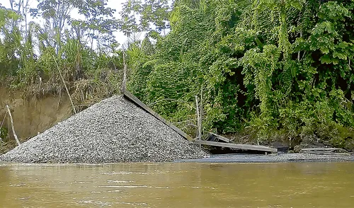 Montículos. Imágenes como esta se ven en el Bajo Santiago. Se trata del material utilizado para extraer oro y aparatos que ya no sirven, abandonados. Foto: GTANW Bajo Santiago