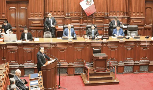 Para cerrar el pacto. En medio del escándalo por el caso Rolexgate, el primer ministro Gustavo Adrianzén, además de pedir el voto de confi anza, prometió austeridad. Foto: Félix Conteras / La República Congreso