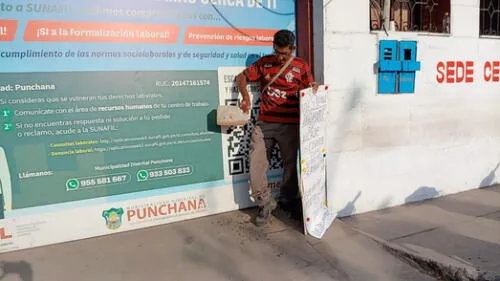Un adulto mayor, despedido de sus labores, se presenta para realizar un reclamo en los exteriores de la Municipalidad Distrital/ Foto: Yazmín Araujo - LR